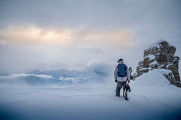 Naklejka na ściany i meble Snowboarder am Berg mit Sicht auf die Österreichischen Alpen