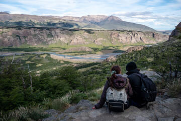 Pareja de turistas disfrutando las vistas del sendero a la Laguna de los Tres, en el Chalten....