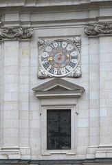 Fototapeta na wymiar Uhr am Salzburger Dom