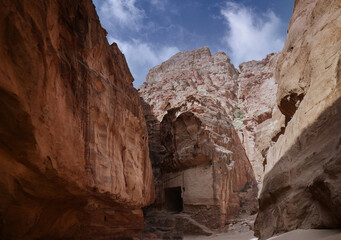 Petra in Jordan is a magical and fascinating place, a unique city carved into the rock, a UNESCO site and considered one of the 7 wonders of the world