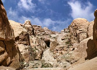 Petra in Jordan is a magical and fascinating place, a unique city carved into the rock, a UNESCO site and considered one of the 7 wonders of the world