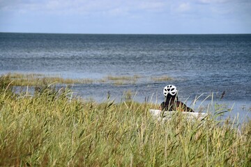 Mann genießt den traumhaften Blick auf die Landschaft an der Nordsee