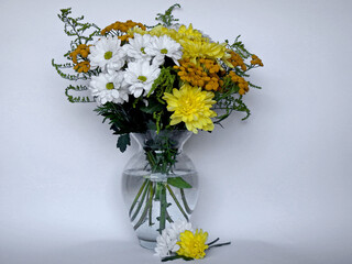 bukiet kwiatów w wazonie, białe i żółte kwiaty w wazonie, chryznatemy w wazonie,...