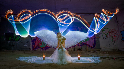 Lightpainting - im Vordergrund eine Frau mit weißen Flügeln