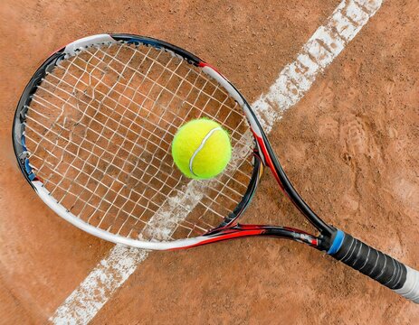 BOLA DE TENIS EM QUADRA DE SAIBRO
