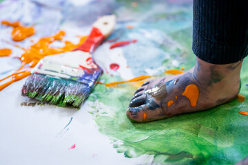 Obraz premium dirty toddler painting on paper