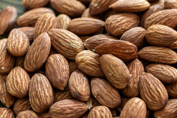 たくさんのローストされたアーモンド
