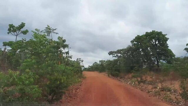 Time lapse dirigindo por estrada rural na cidade de Buen&oacute;polis, Estado de Minas Gerais, Brasil