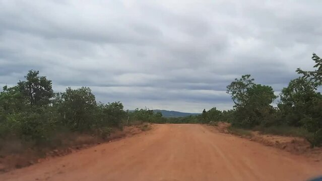 Time lapse dirigindo por estrada rural na cidade de Buen&oacute;polis, Estado de Minas Gerais, Brasil