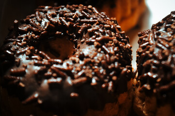 Chocolate-flavored steamed brownis donuts topped with chocolate meses
