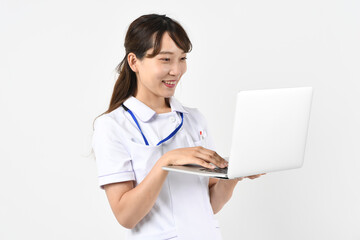 ノートパソコンを見る笑顔の医療従事者の若いアジア人女性