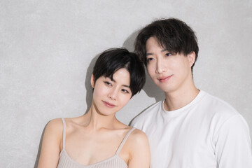 綺麗なカップルの美容イメージのポートレート　カメラ目線