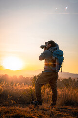  The photographer, camera in hand and backpack on his back, celebrates the encounter with the sun...
