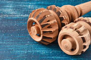 青背景のメキシコのモリニージョ　チョコラーテを作るための調理器具　コピースペースあり
Mexican molinillo cooking utensils for making chocolate caliente (hot chocolate) on blue background with copy space
