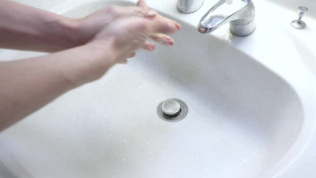 石けんで両手をしっかりと洗う