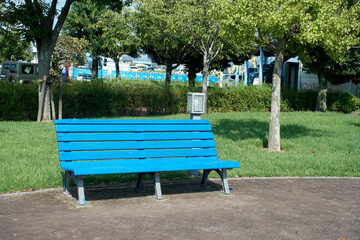 公園の水色のベンチ