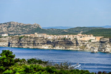Obraz premium Bonifacio, Kalkfelsen, Insel, Korsika, Mittelmeer, Küste, Festung, Zitadelle, Altstadt, Kirche, Wanderweg, Grotten, Bootsausflug, Sommer, Frankreich