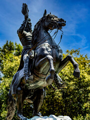 Obraz premium The memorial monument of Andrew Jackson on horseback in Lafayette Square in front of the White House and the famous obelisk in Washington DC (USA).