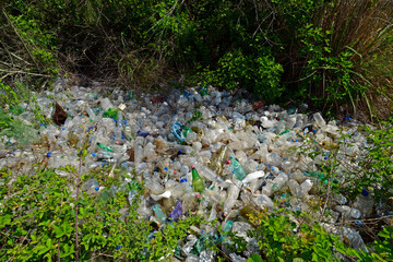 Wilde Müllkippe mit hunderten Plastikflaschen in der Natur