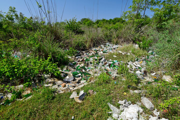 Wilde Müllkippe mit hunderten Plastikflaschen in der Natur // Wild rubbish dump with hundreds of plastic bottles in the countryside