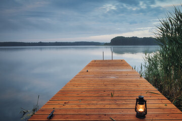 Steg - See - Wasser - Laterne - Lampe - Öllampe - Bootssteg - Jetty - Seascape - Morgens -...