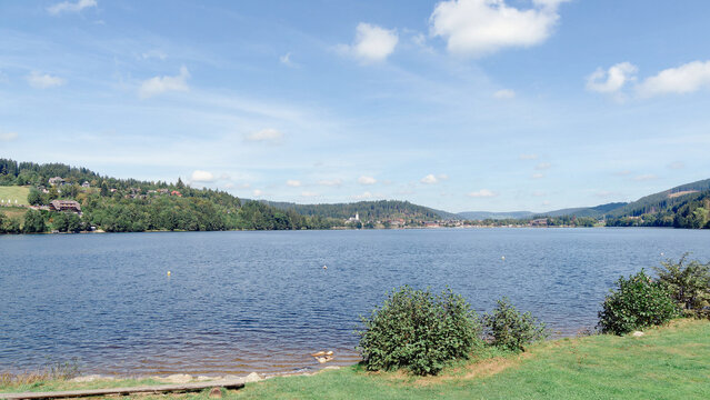 Le lac de Titisee en For&ecirc;t-Noire face &agrave; la ville thermlale de Titisee-Neustad au Nord-Est du lac
