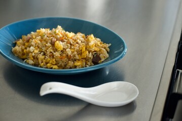 温めた冷凍食品のチャーハンを盛り付けたところ