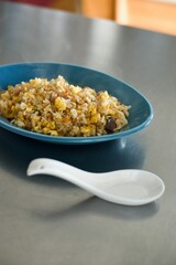温めた冷凍食品のチャーハンを盛り付けたところ