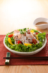 豚の冷しゃぶと胡麻だれ