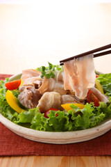 豚の冷しゃぶ　箸上げカット