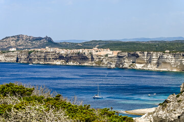 Obraz premium Bonifacio, Kalkfelsen, Insel, Korsika, Mittelmeer, Küste, Festung, Zitadelle, Altstadt, Kirche, Wanderweg, Grotten, Bootsausflug, Pertusato, Aussichtspunkt, Sommer, Frankreich