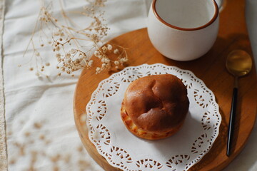 Mini Burnt cheese cake in wooden board