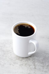 お気に入りのマグカップに淹れたてのコーヒーを入れた朝の風景

