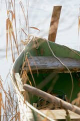 Altes Holzboot an Seeufer