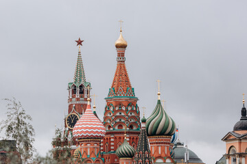 Fototapeta na wymiar View of St. Basil's Cathedral and Spasskaya tower of Kremlin on Red Square in Moscow, Russia