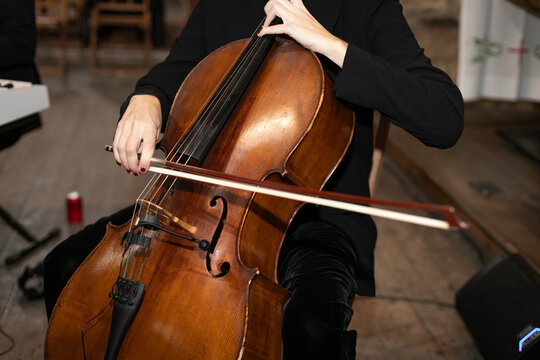 bajo, cuerda, instrumento, tocar, dedos, m&uacute;sica, mano, juego, m&uacute;sico, clave, violonchelo, musical, cl&aacute;sica, dedo, negro, melodioso, arte, concierto, artista, mujer