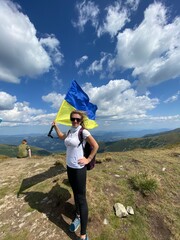 Obraz premium Ukrainian woman in the mountains