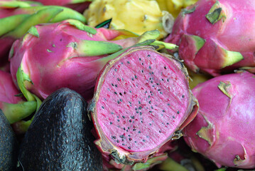 Drachenfrucht (Pitaya) auf dem Wochenmarkt