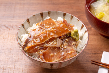 ぶりの漬け丼