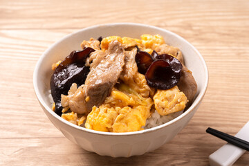 豚肉ときくらげの卵炒め丼