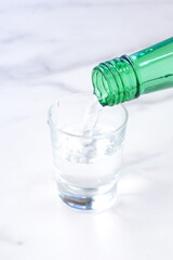 韓国の焼酎（ソジュ）をグラスに注ぐ
