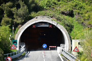 Ingresso di un tunnel autostradale chiuso per manutenzione
