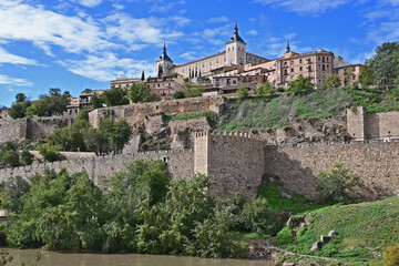 Toledo, il Ponte di Alcántara sul fiume Tago e la città vecchia con l'Alcazar - Spagna - obrazy, fototapety, plakaty