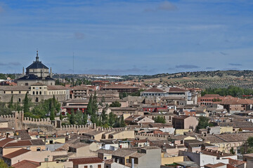 Toledo, panorama della città con l'Hospital de Tavera - Spagna 