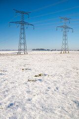 Pylones de ligne à très haute tension en hiver par temps de neige et grand froid  en provenance...