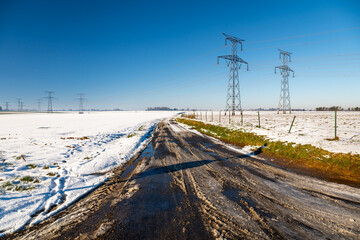 Pylones de ligne à très haute tension en hiver par temps de neige et grand froid  en provenance...
