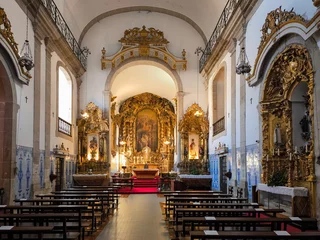 Poster Explorando a beleza sacra: O interior e Altar da Igreja de Santa Marinha em Vila Nova de Gaia, Portugal © LuIvDa