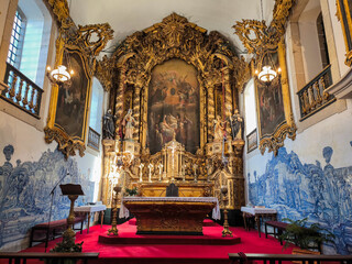 Desvendando a serenidade sacra: O esplendor oculto e o Altar da Igreja de Santa Marinha em Vila...