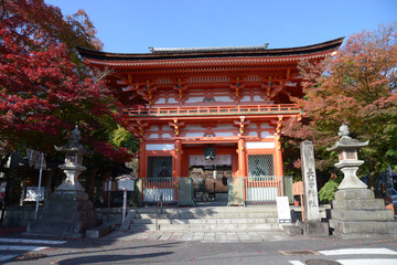 Obraz premium 秋の長等神社 楼門 滋賀県大津市三井寺町