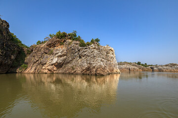 Obraz premium Jabalpur, Madhya Pradesh/India : October 24, 2018 – Dhuandhar waterfall in Narmada river at Bhedaghat, Jabalpur.